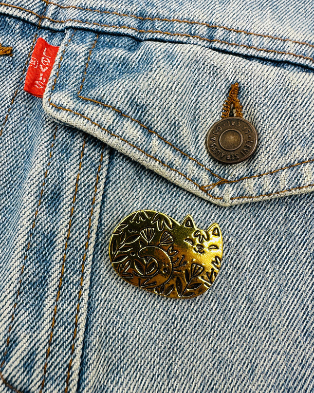 Golden Cat Pin for Family Christmas Fun