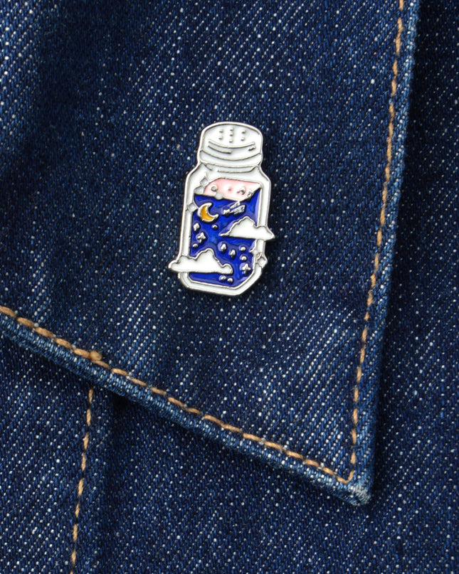 Kitűző - Night's Soy Candle Inspired Accessory