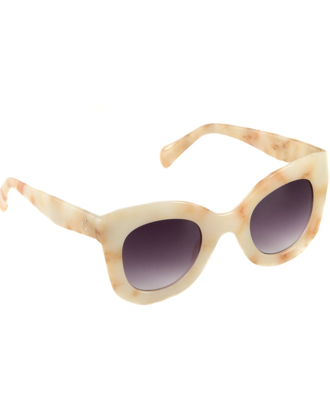 Oversized Beige Accessories for a Chic Look